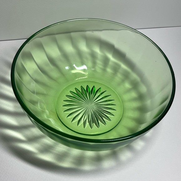 ✨Vintage Uranium Glass Bowl – Starburst Design, Glows Brilliantly ✨ - Picture 5 of 17